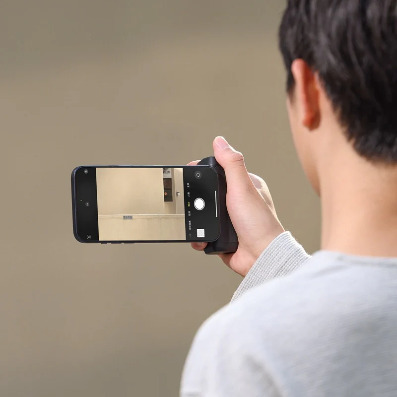 Ulanzi MA35 MagSafe Bluetooth Smartphone Camera Shutter and Grip - Image 20